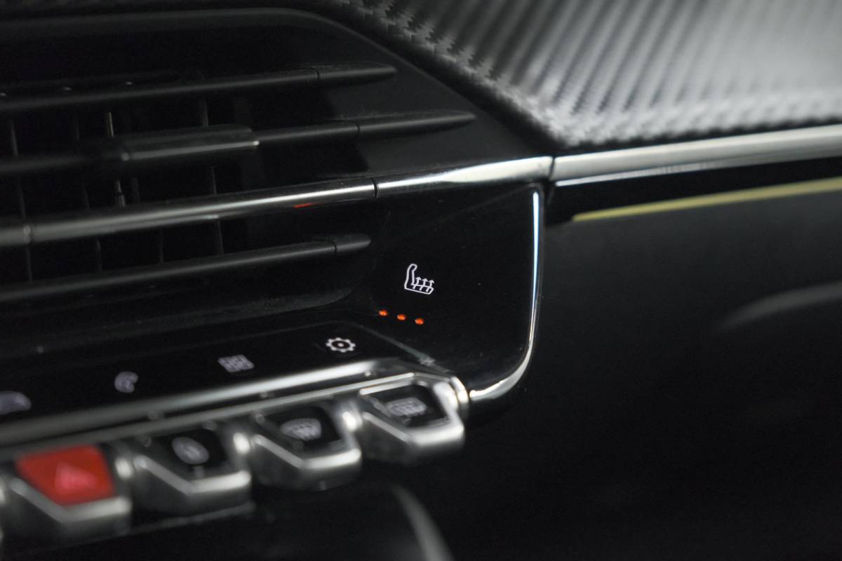 Peugeot 2008 Peugeot 2008 PureTech 130 GT Pack | Leer-Pakket | Dodehoekdetectie | Camera | Navigatie