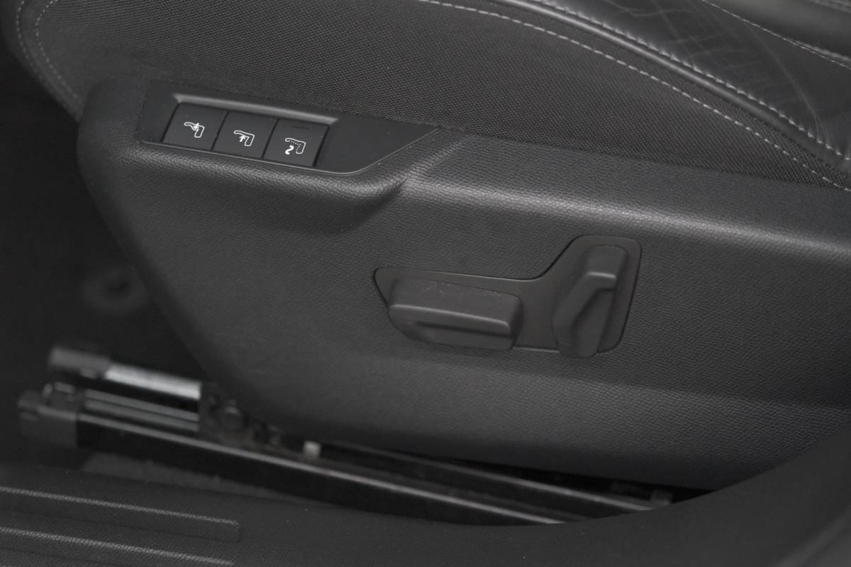 Peugeot 2008 Peugeot 2008 PureTech 130 GT Pack | Leer-Pakket | Dodehoekdetectie | Camera | Navigatie