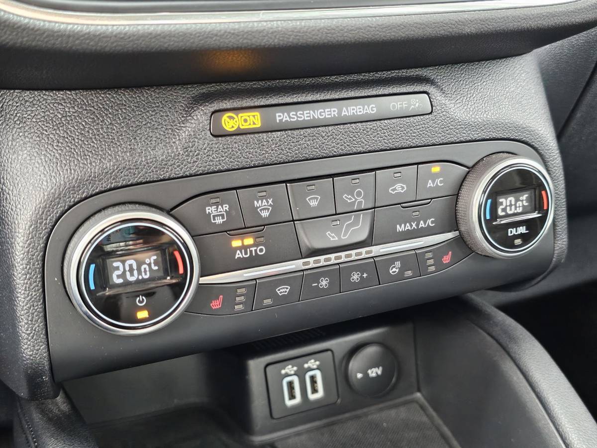 Ford Kuga Ford Kuga 2.5 PHEV Titanium | Adaptive cruise control | Camera | Dodehoeksensoren | Head up display | Koplampen adaptief