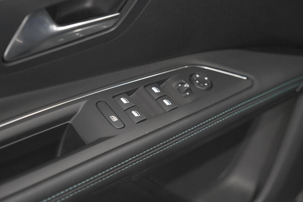 Peugeot 3008 Peugeot 3008 1.6 HYbrid 225 Allure | Camera | Dodehoekdetectie | Navigatie | Apple Carplay