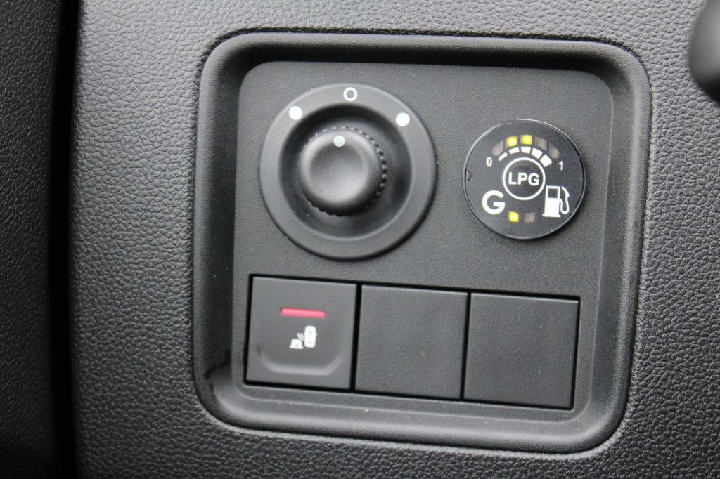 Dacia Duster Dacia Duster 1.0 TCe 100pk Bi-Fuel LPG-G3 15th Anniversary ECC/cruise/navi/trekhaak