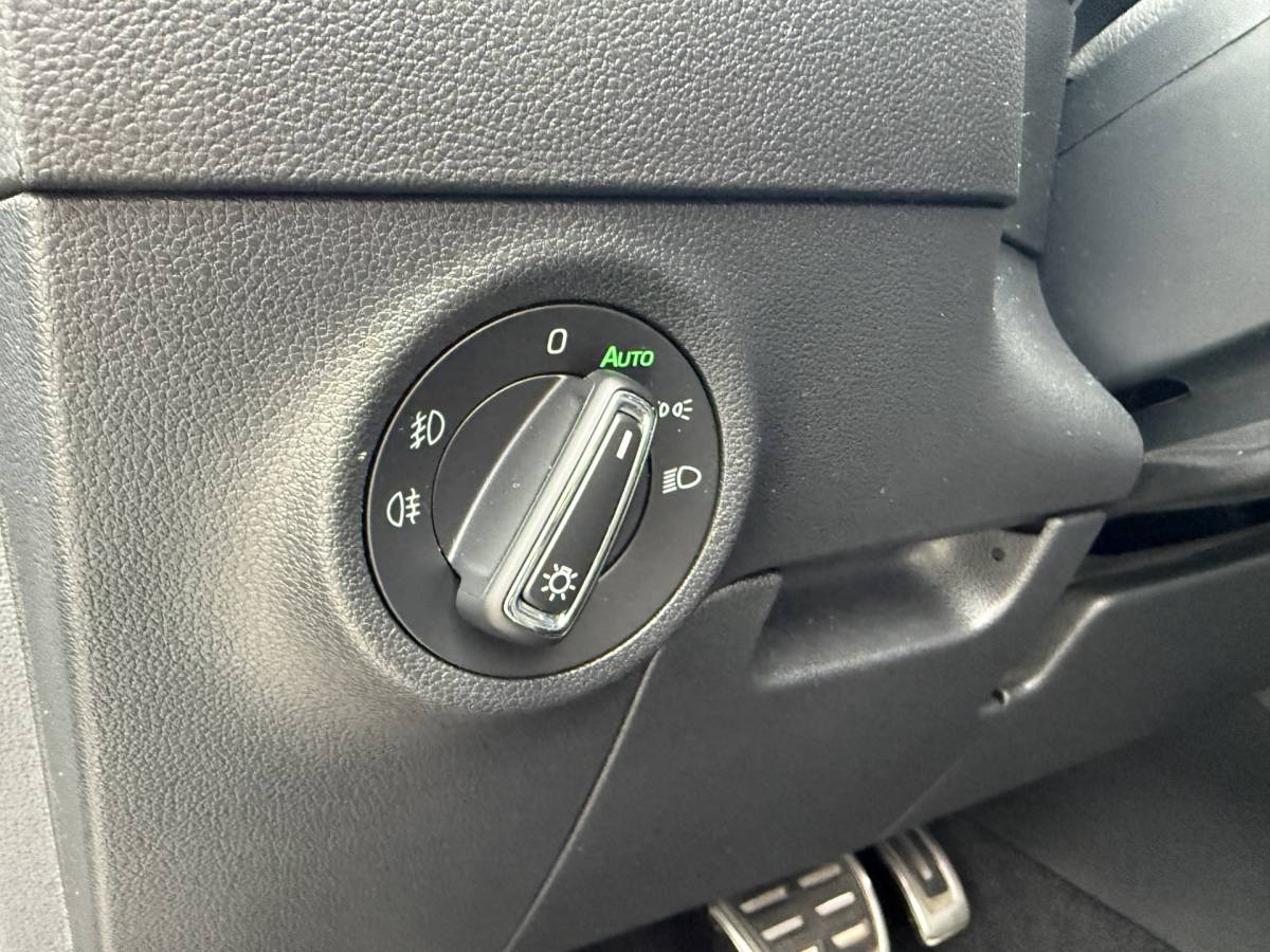 Škoda Karoq ŠKODA Karoq 1.5 TSI ACT Ambition Business ✅ CarPlay ✅ Elec.Trekhaak ✅ Climate  ✅ Stoelverwarming ✅