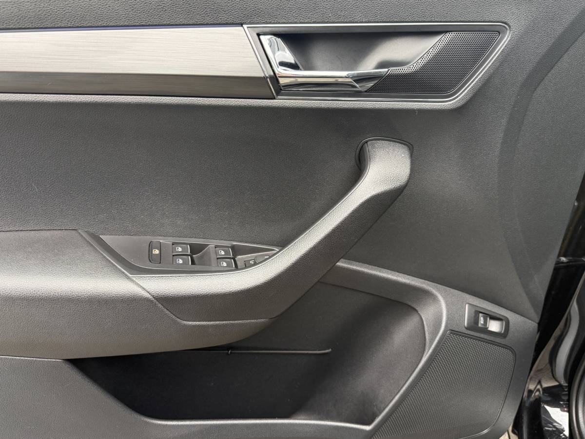 Škoda Karoq ŠKODA Karoq 1.5 TSI ACT Ambition Business ✅ CarPlay ✅ Elec.Trekhaak ✅ Climate  ✅ Stoelverwarming ✅