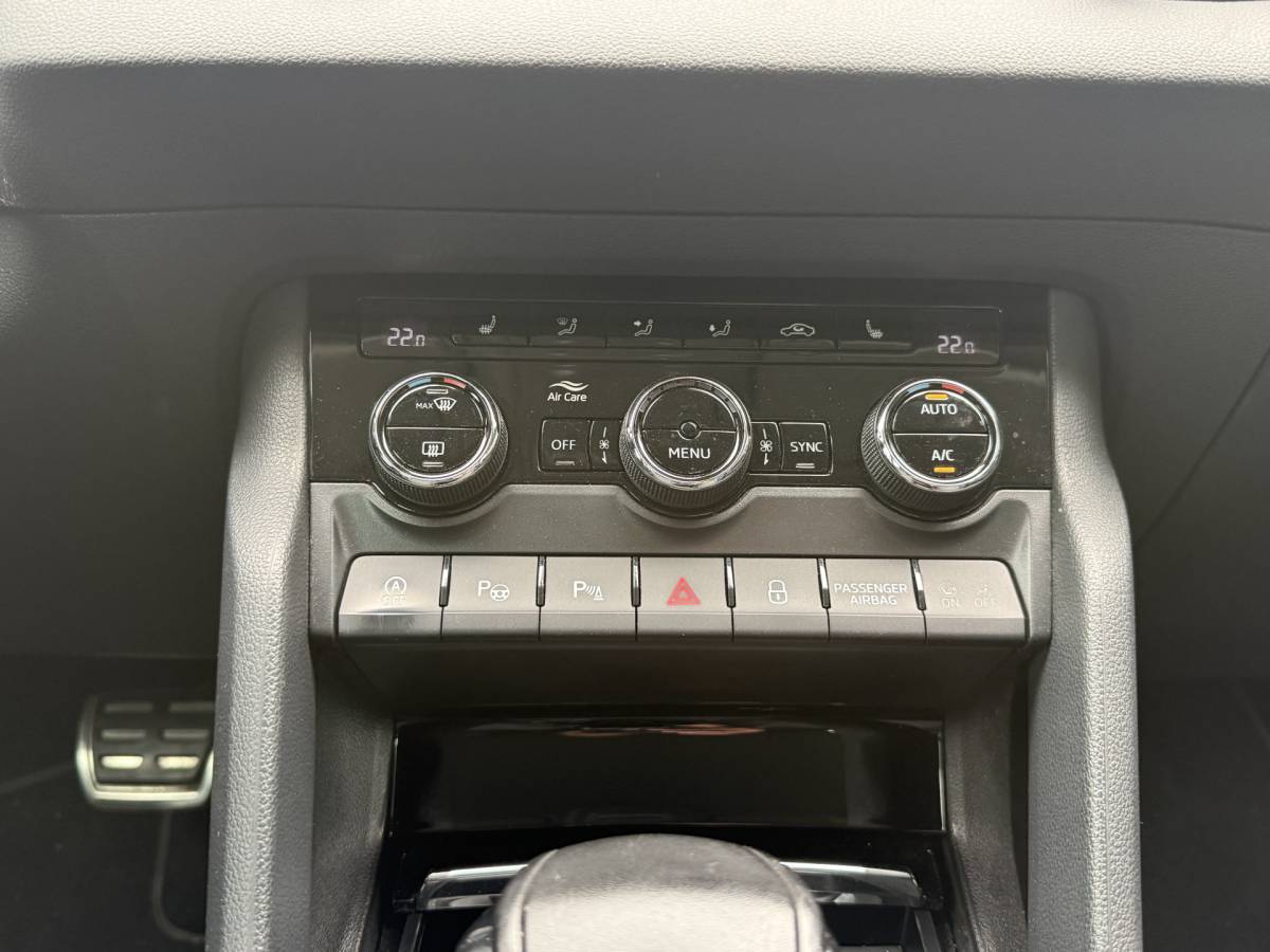 Škoda Karoq ŠKODA Karoq 1.5 TSI ACT Ambition Business ✅ CarPlay ✅ Elec.Trekhaak ✅ Climate  ✅ Stoelverwarming ✅