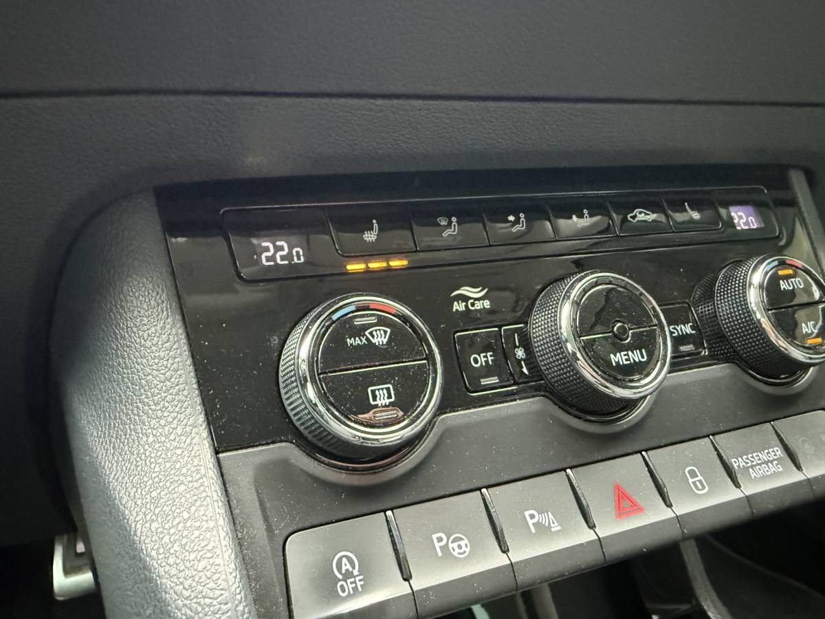 Škoda Karoq ŠKODA Karoq 1.5 TSI ACT Ambition Business ✅ CarPlay ✅ Elec.Trekhaak ✅ Climate  ✅ Stoelverwarming ✅