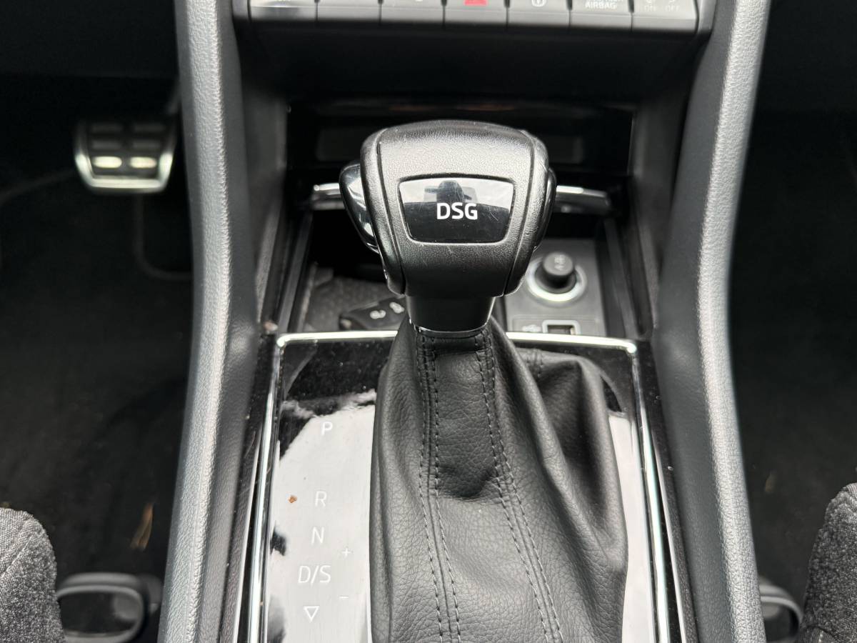 Škoda Karoq ŠKODA Karoq 1.5 TSI ACT Ambition Business ✅ CarPlay ✅ Elec.Trekhaak ✅ Climate  ✅ Stoelverwarming ✅