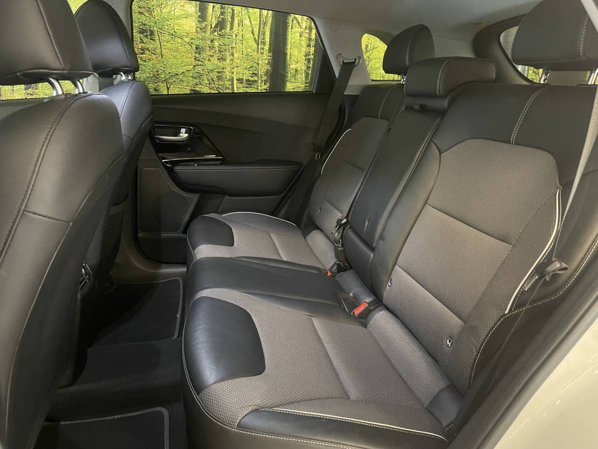 Kia e-Niro Kia e-Niro DynamicPlusLine 39 kWh | Apple carplay | Stuurwielverwarming | Camera | DAB | Keyless | Airco | Panoramadak |