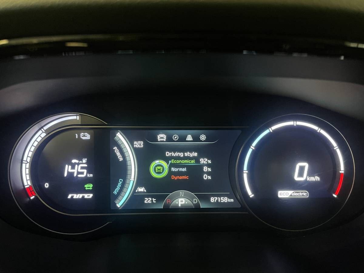 Kia e-Niro Kia e-Niro DynamicPlusLine 39 kWh | Apple carplay | Stuurwielverwarming | Camera | DAB | Keyless | Airco | Panoramadak |