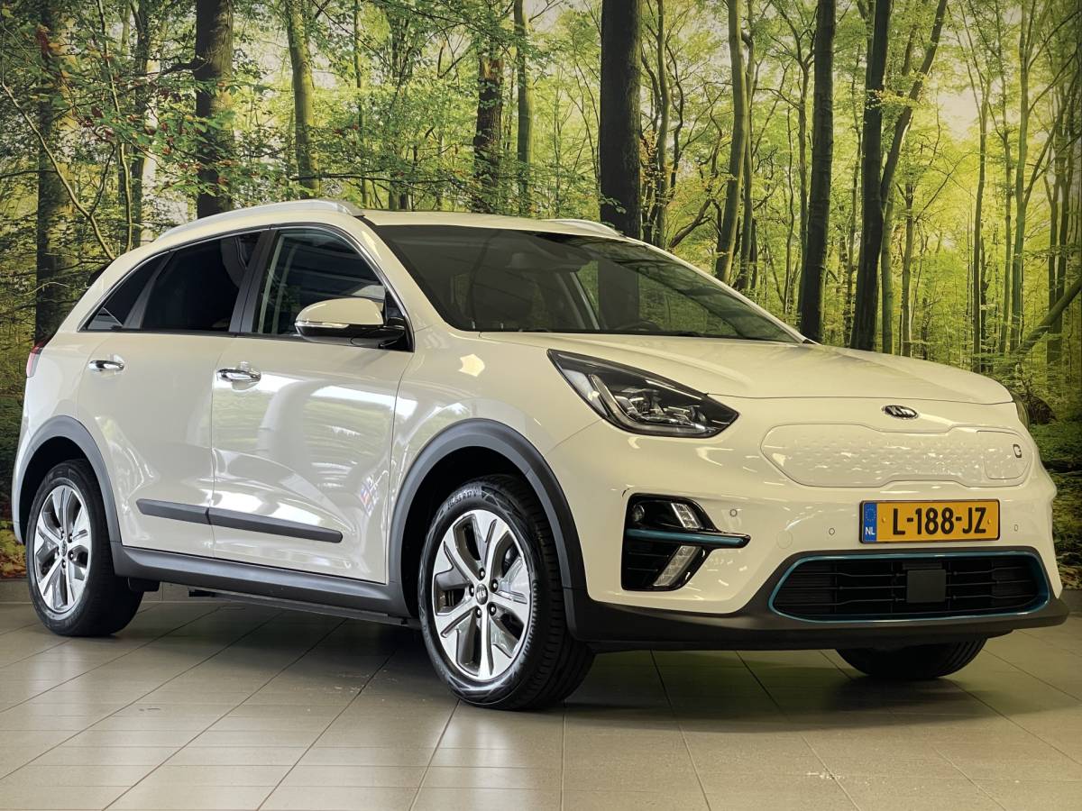 Kia e-Niro Kia e-Niro DynamicPlusLine 39 kWh | Apple carplay | Stuurwielverwarming | Camera | DAB | Keyless | Airco | Panoramadak |