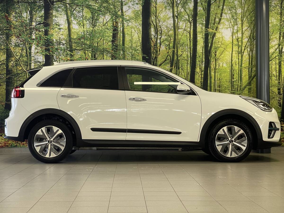 Kia e-Niro Kia e-Niro DynamicPlusLine 39 kWh | Apple carplay | Stuurwielverwarming | Camera | DAB | Keyless | Airco | Panoramadak |