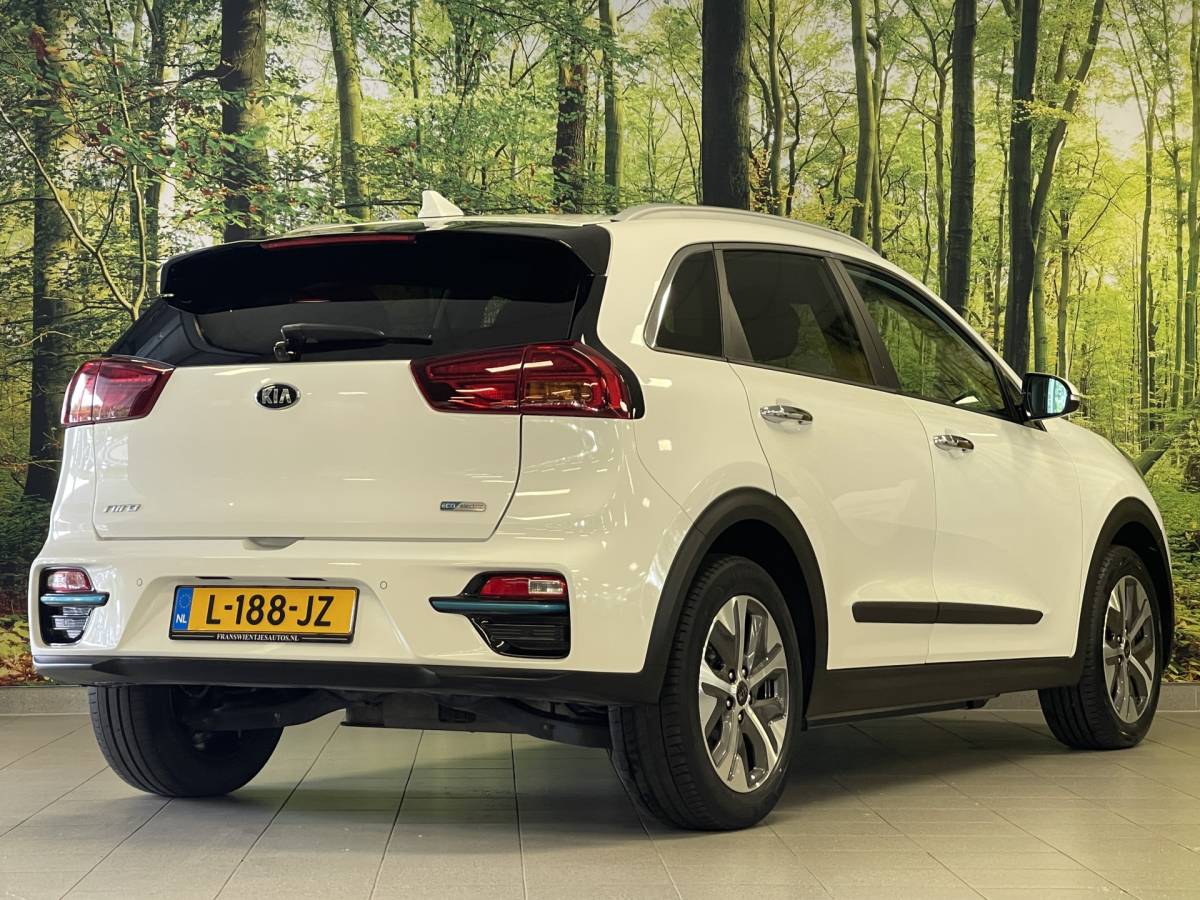 Kia e-Niro Kia e-Niro DynamicPlusLine 39 kWh | Apple carplay | Stuurwielverwarming | Camera | DAB | Keyless | Airco | Panoramadak |