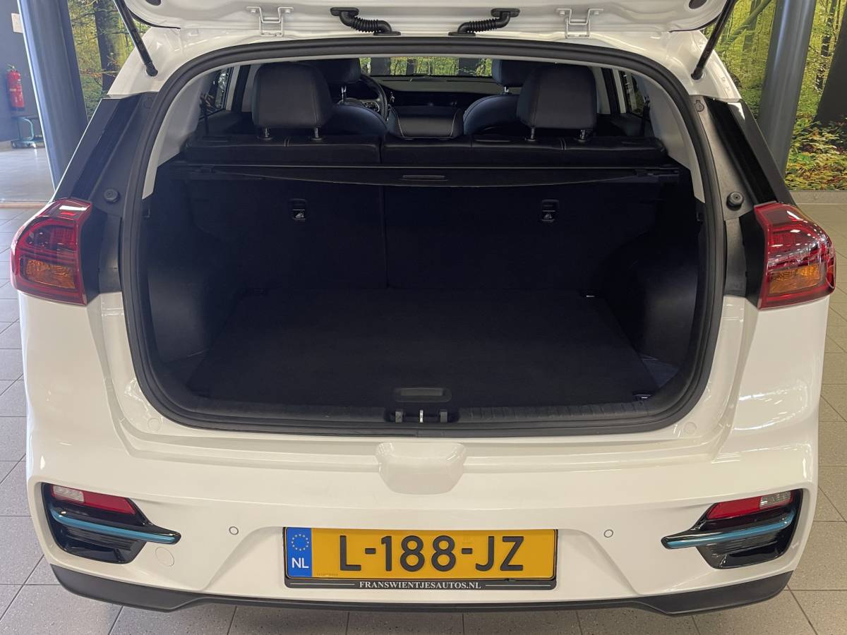 Kia e-Niro Kia e-Niro DynamicPlusLine 39 kWh | Apple carplay | Stuurwielverwarming | Camera | DAB | Keyless | Airco | Panoramadak |