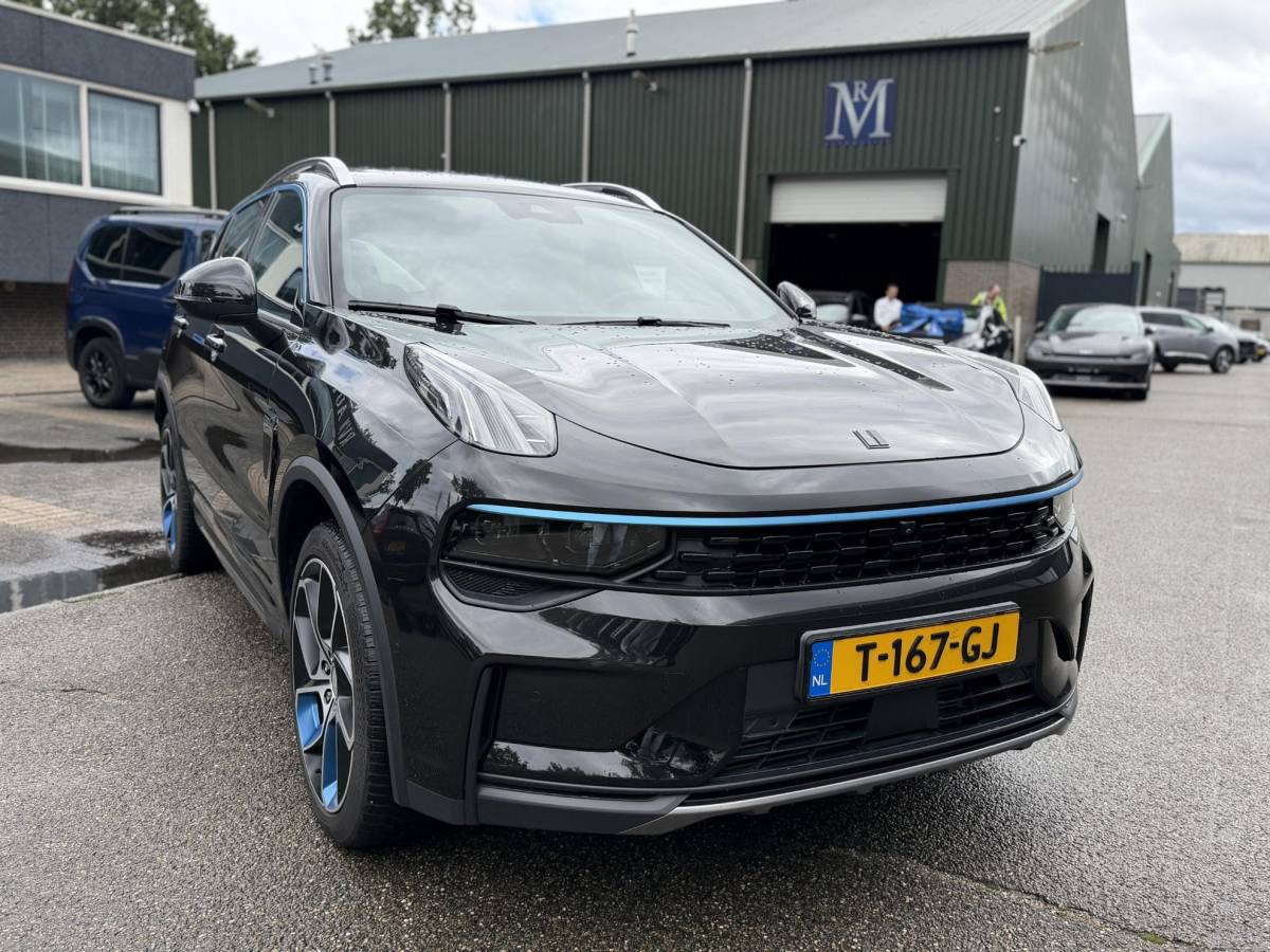Lynk & Co 01 Lynk & Co 01 1.5 ORIGINEEL NEDERLANDSE AUTO MET NAP | FACELIFT MODEL | ZWARTE HEMEL | 360° CAMERA | APPLE CARPLAY | LED | ADAPTIVE CRUISE CONTROL | ELEKTRISCHE KOFFERBAK | AFNEEMBARE TREKHAAK | BLACK OPTIC-PAKKET OPTIONEEL | RIJKLAAR INCL. 12 MND. BOVAG GARANTIE