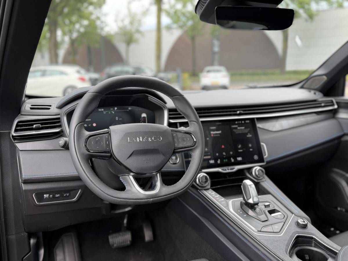 Lynk & Co 01 Lynk & Co 01 1.5 ORIGINEEL NEDERLANDSE AUTO MET NAP | FACELIFT MODEL | ZWARTE HEMEL | 360° CAMERA | APPLE CARPLAY | LED | ADAPTIVE CRUISE CONTROL | ELEKTRISCHE KOFFERBAK | AFNEEMBARE TREKHAAK | BLACK OPTIC-PAKKET OPTIONEEL | RIJKLAAR INCL. 12 MND. BOVAG GARANTIE