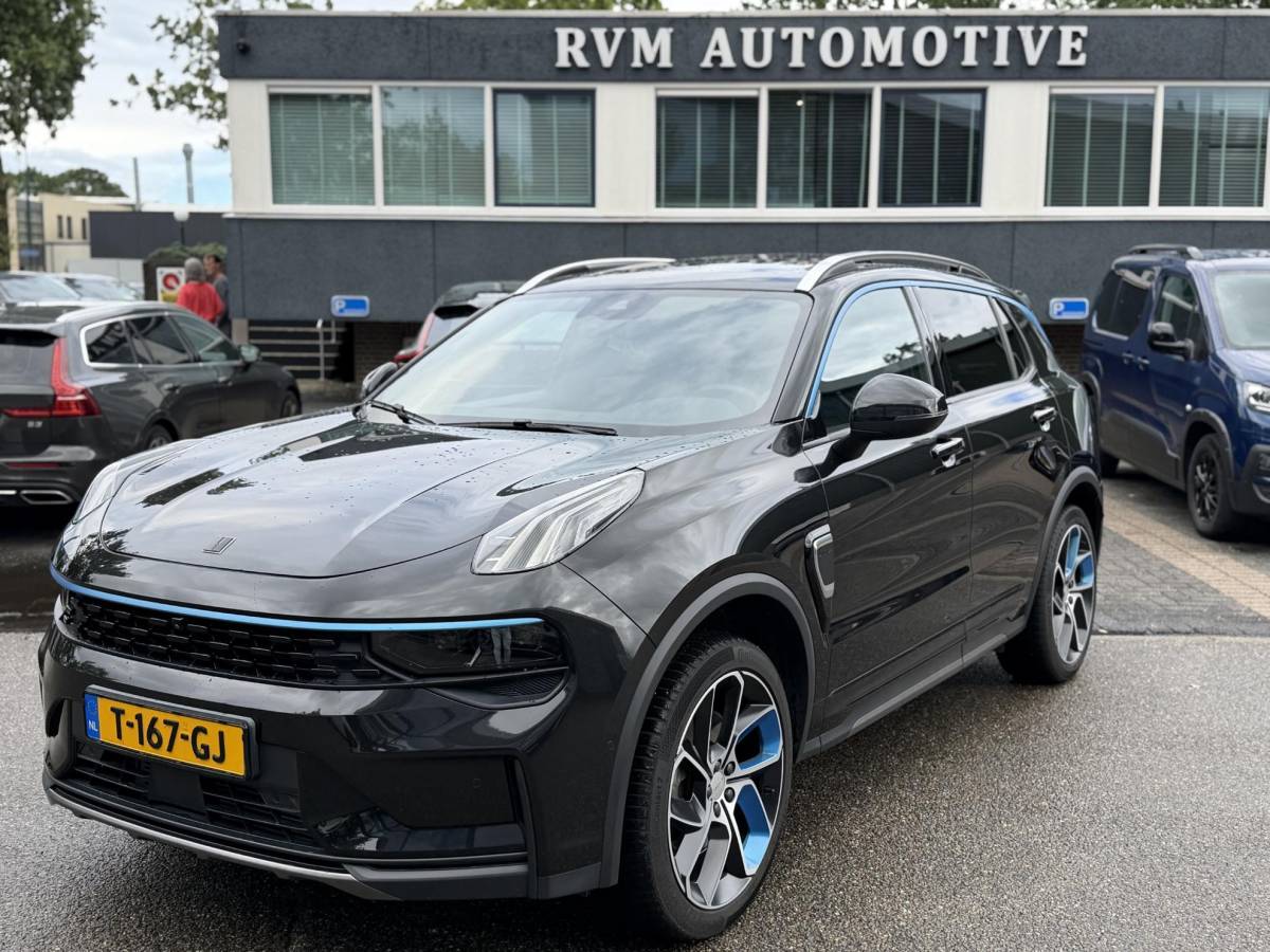 Lynk & Co 01 Lynk & Co 01 1.5 ORIGINEEL NEDERLANDSE AUTO MET NAP | FACELIFT MODEL | ZWARTE HEMEL | 360° CAMERA | APPLE CARPLAY | LED | ADAPTIVE CRUISE CONTROL | ELEKTRISCHE KOFFERBAK | AFNEEMBARE TREKHAAK | BLACK OPTIC-PAKKET OPTIONEEL | RIJKLAAR INCL. 12 MND. BOVAG GARANTIE