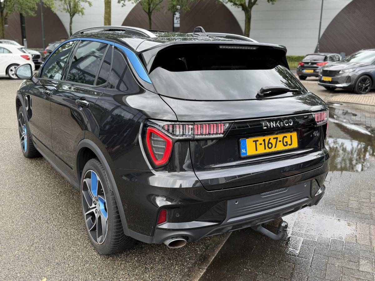 Lynk & Co 01 Lynk & Co 01 1.5 ORIGINEEL NEDERLANDSE AUTO MET NAP | FACELIFT MODEL | ZWARTE HEMEL | 360° CAMERA | APPLE CARPLAY | LED | ADAPTIVE CRUISE CONTROL | ELEKTRISCHE KOFFERBAK | AFNEEMBARE TREKHAAK | BLACK OPTIC-PAKKET OPTIONEEL | RIJKLAAR INCL. 12 MND. BOVAG GARANTIE