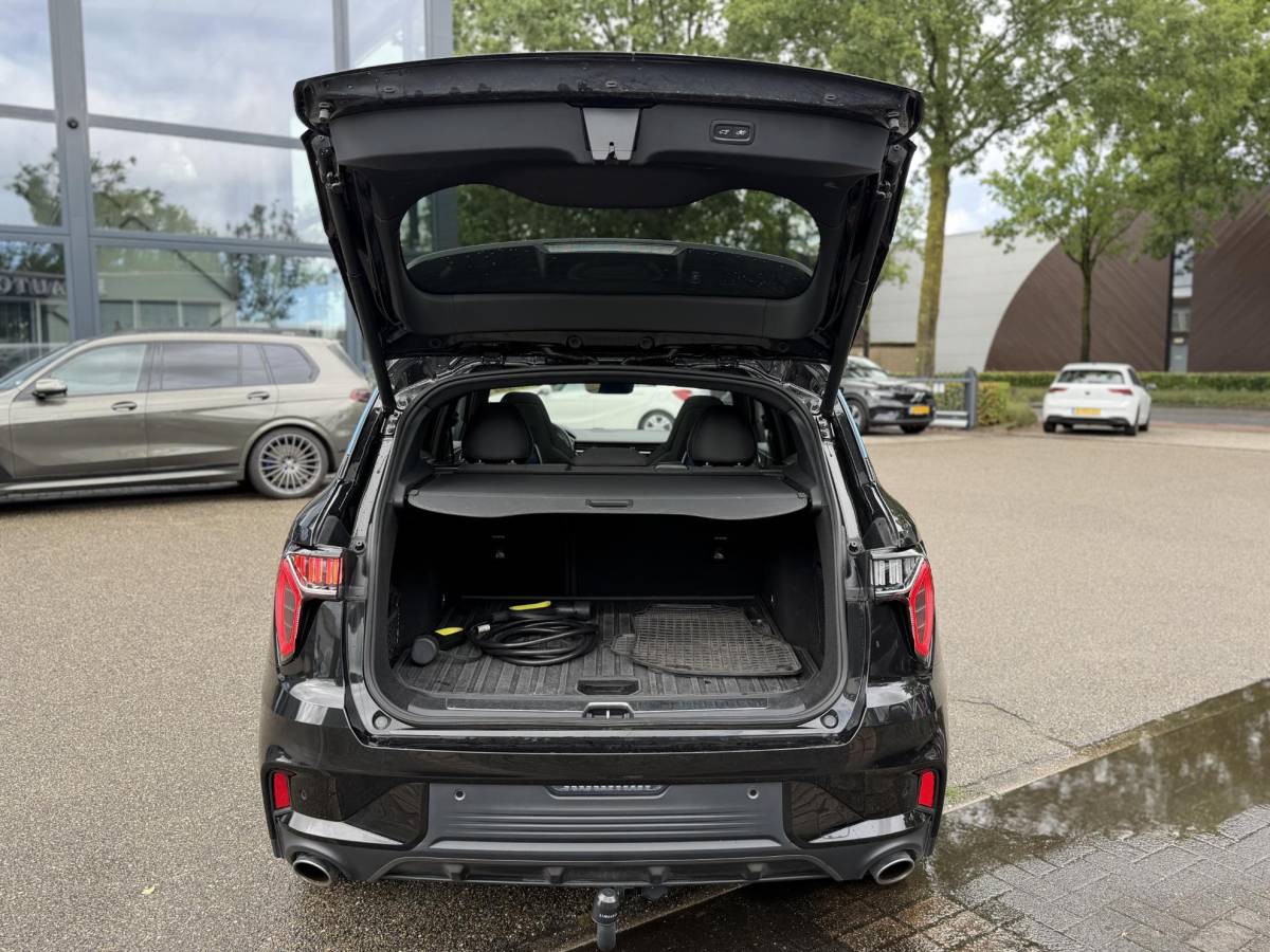 Lynk & Co 01 Lynk & Co 01 1.5 ORIGINEEL NEDERLANDSE AUTO MET NAP | FACELIFT MODEL | ZWARTE HEMEL | 360° CAMERA | APPLE CARPLAY | LED | ADAPTIVE CRUISE CONTROL | ELEKTRISCHE KOFFERBAK | AFNEEMBARE TREKHAAK | BLACK OPTIC-PAKKET OPTIONEEL | RIJKLAAR INCL. 12 MND. BOVAG GARANTIE
