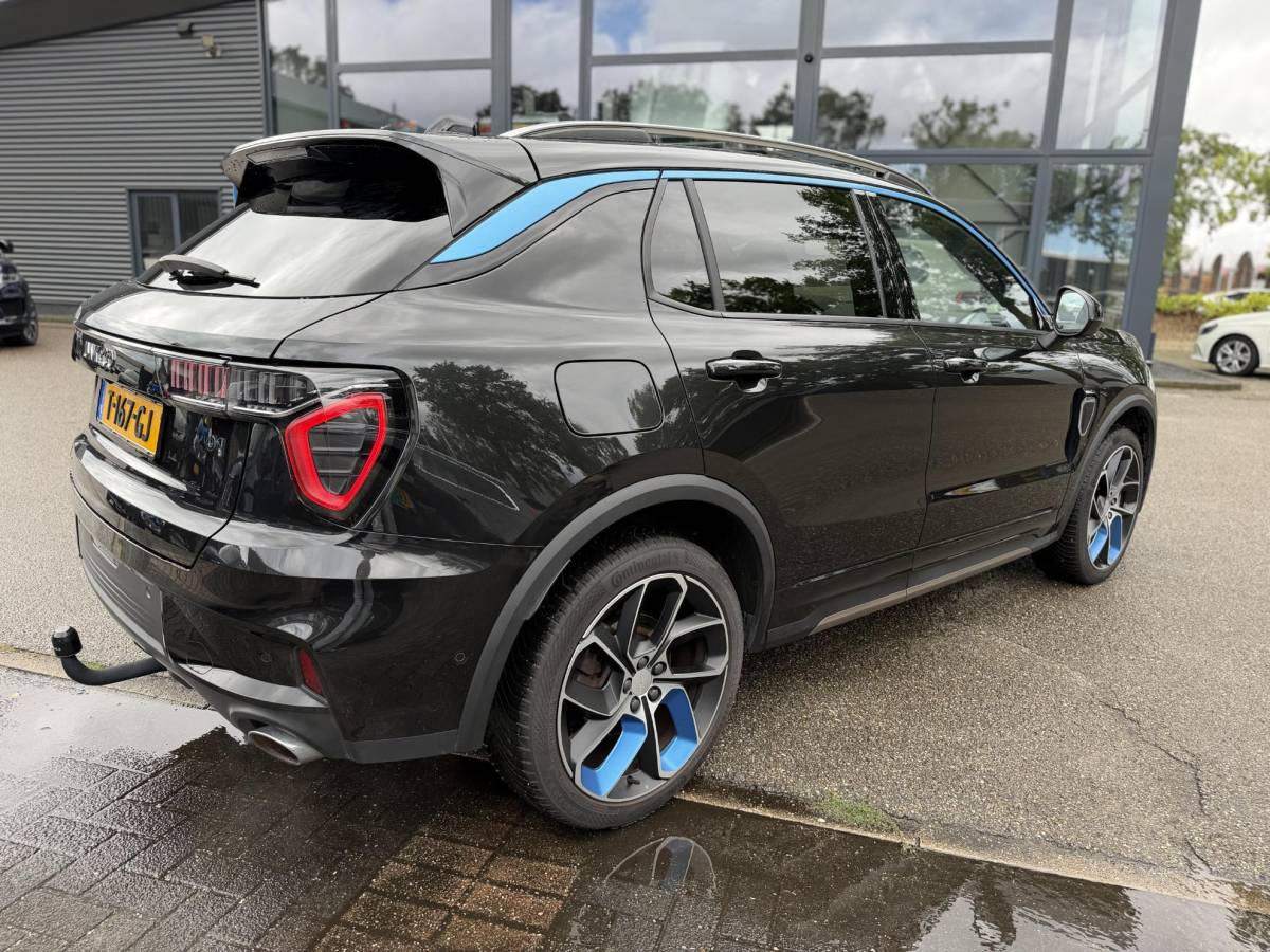 Lynk & Co 01 Lynk & Co 01 1.5 ORIGINEEL NEDERLANDSE AUTO MET NAP | FACELIFT MODEL | ZWARTE HEMEL | 360° CAMERA | APPLE CARPLAY | LED | ADAPTIVE CRUISE CONTROL | ELEKTRISCHE KOFFERBAK | AFNEEMBARE TREKHAAK | BLACK OPTIC-PAKKET OPTIONEEL | RIJKLAAR INCL. 12 MND. BOVAG GARANTIE