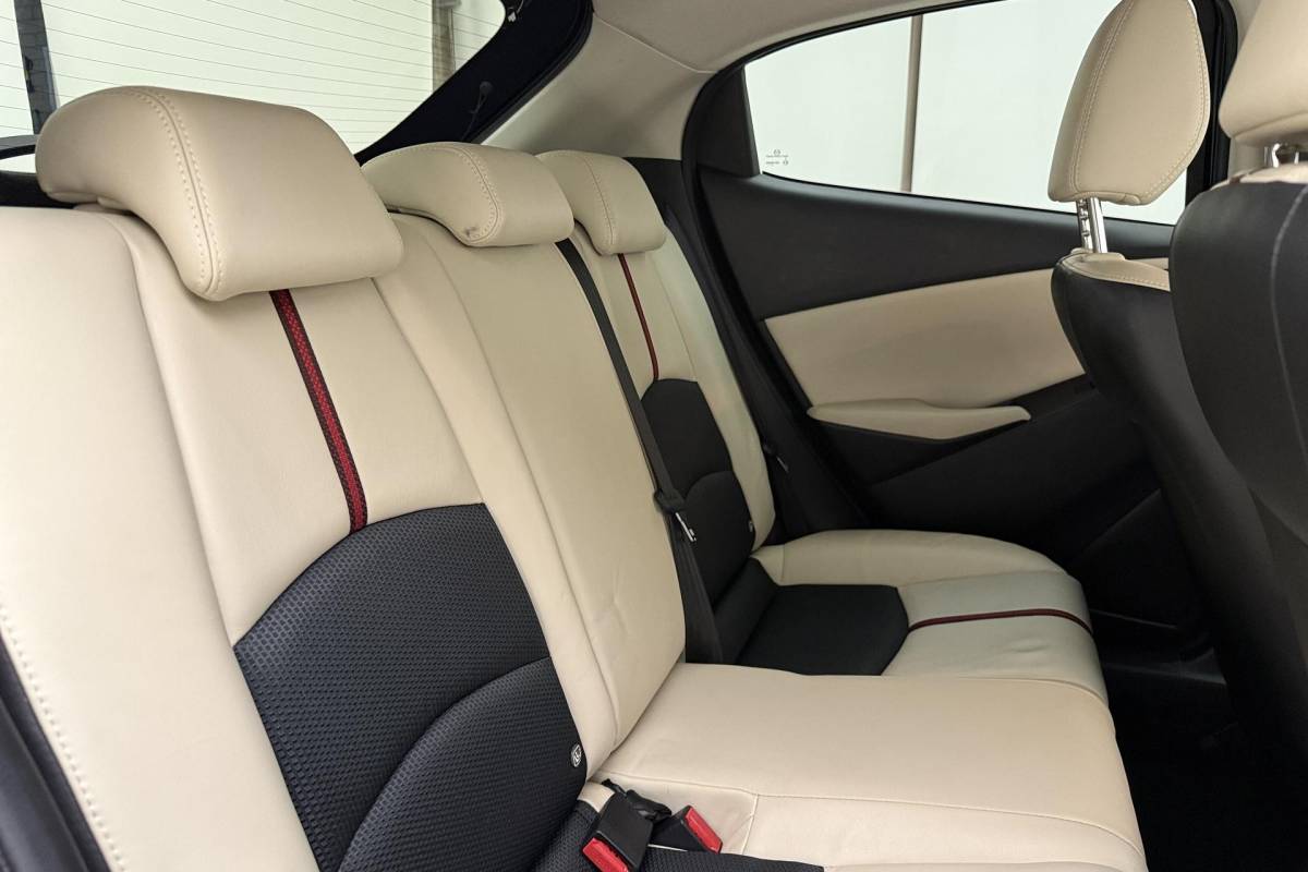 Mazda 2 Mazda 2 1.5 Skyactiv-G Skylease GT 90PK | Automatische Airco | Cruise Control | HUD | Lichtmetalen Velgen | Navigatie | Verwarmbare Voorstoelen