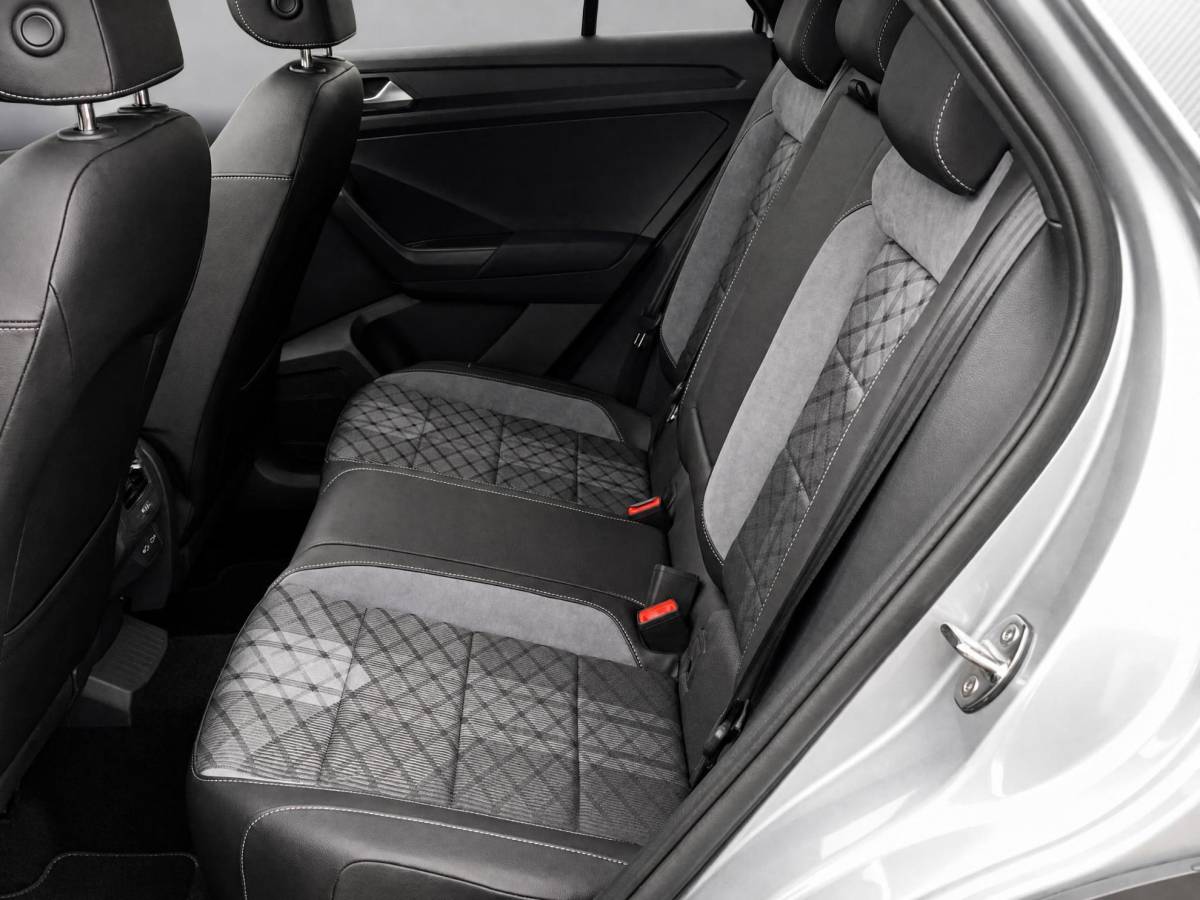 Volkswagen T-Roc Volkswagen T-Roc 1.5eTsi/150PK DSG R-Line Black Style · Panoramadak · Camera + Parkeersensoren · Apple/Android Car Play · Garantie t/m 18-06-2027