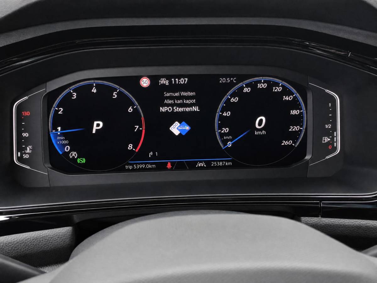 Volkswagen T-Roc Volkswagen T-Roc 1.5eTsi/150PK DSG R-Line Black Style · Panoramadak · Camera + Parkeersensoren · Apple/Android Car Play · Garantie t/m 18-06-2027