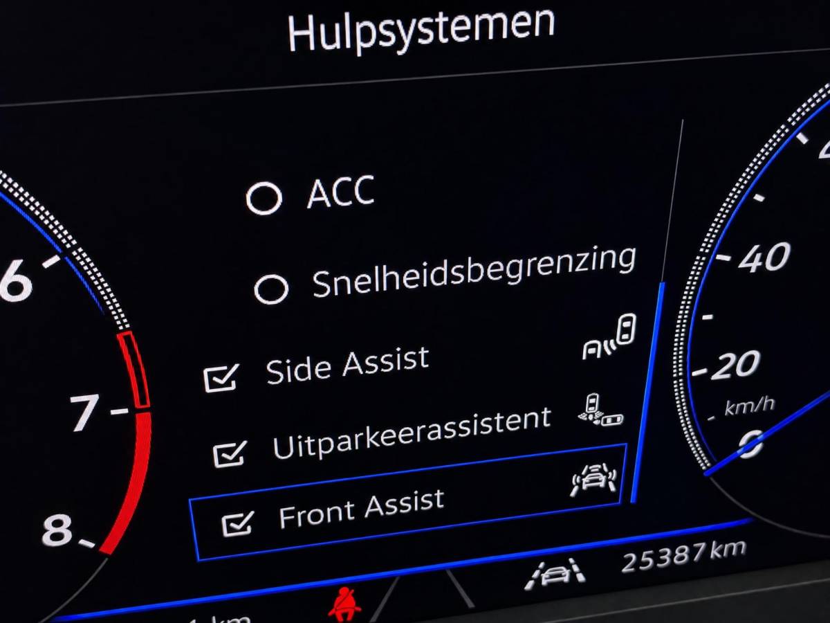 Volkswagen T-Roc Volkswagen T-Roc 1.5eTsi/150PK DSG R-Line Black Style · Panoramadak · Camera + Parkeersensoren · Apple/Android Car Play · Garantie t/m 18-06-2027