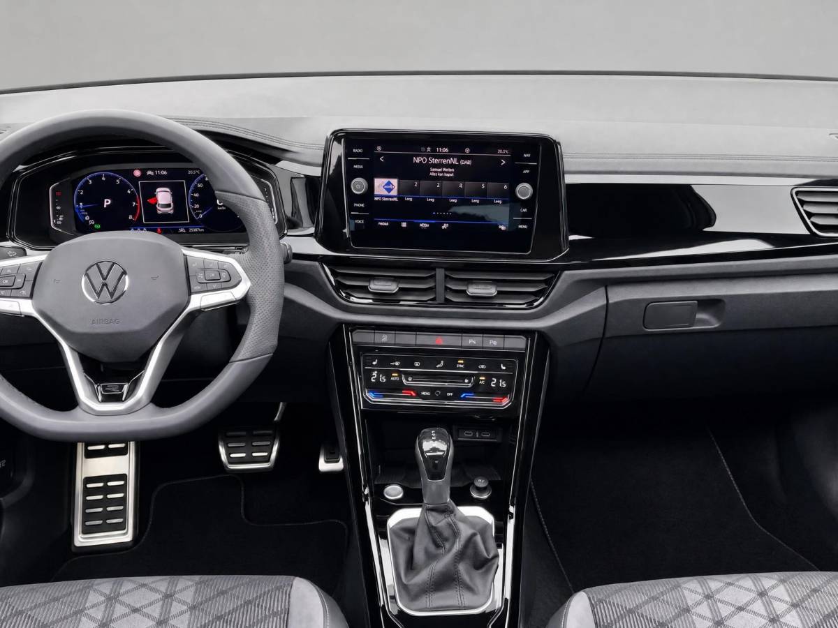 Volkswagen T-Roc Volkswagen T-Roc 1.5eTsi/150PK DSG R-Line Black Style · Panoramadak · Camera + Parkeersensoren · Apple/Android Car Play · Garantie t/m 18-06-2027