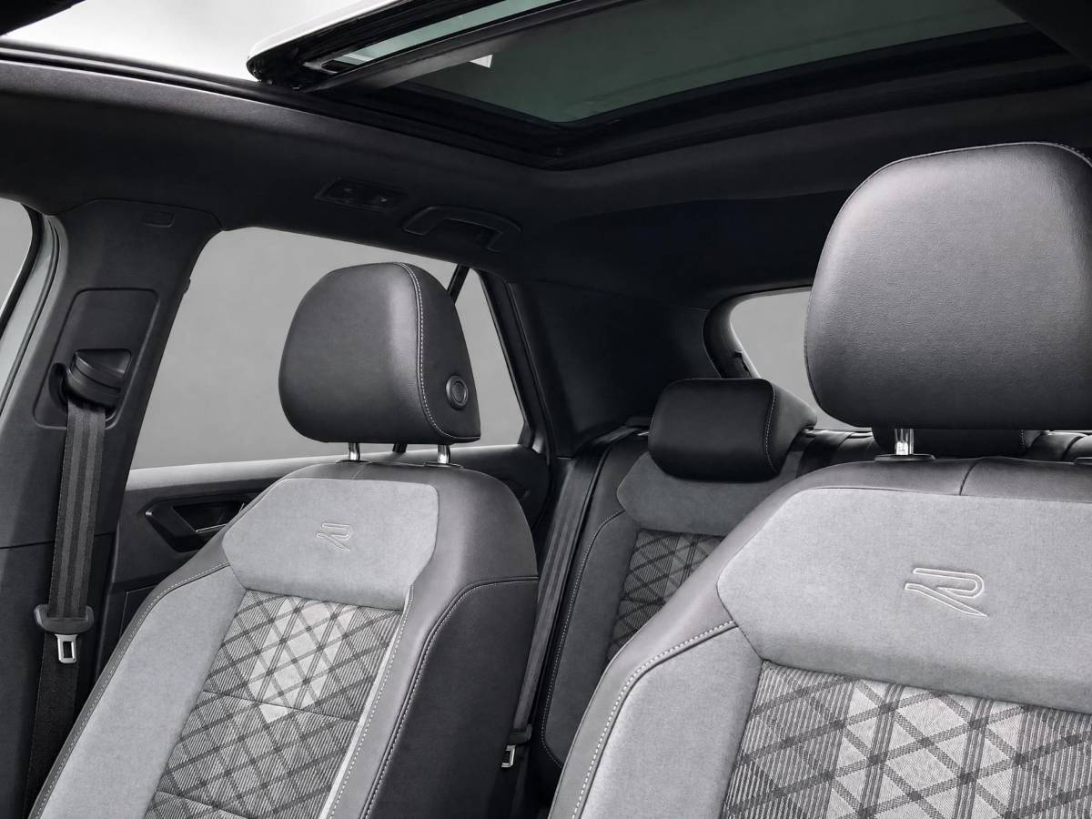 Volkswagen T-Roc Volkswagen T-Roc 1.5eTsi/150PK DSG R-Line Black Style · Panoramadak · Camera + Parkeersensoren · Apple/Android Car Play · Garantie t/m 18-06-2027