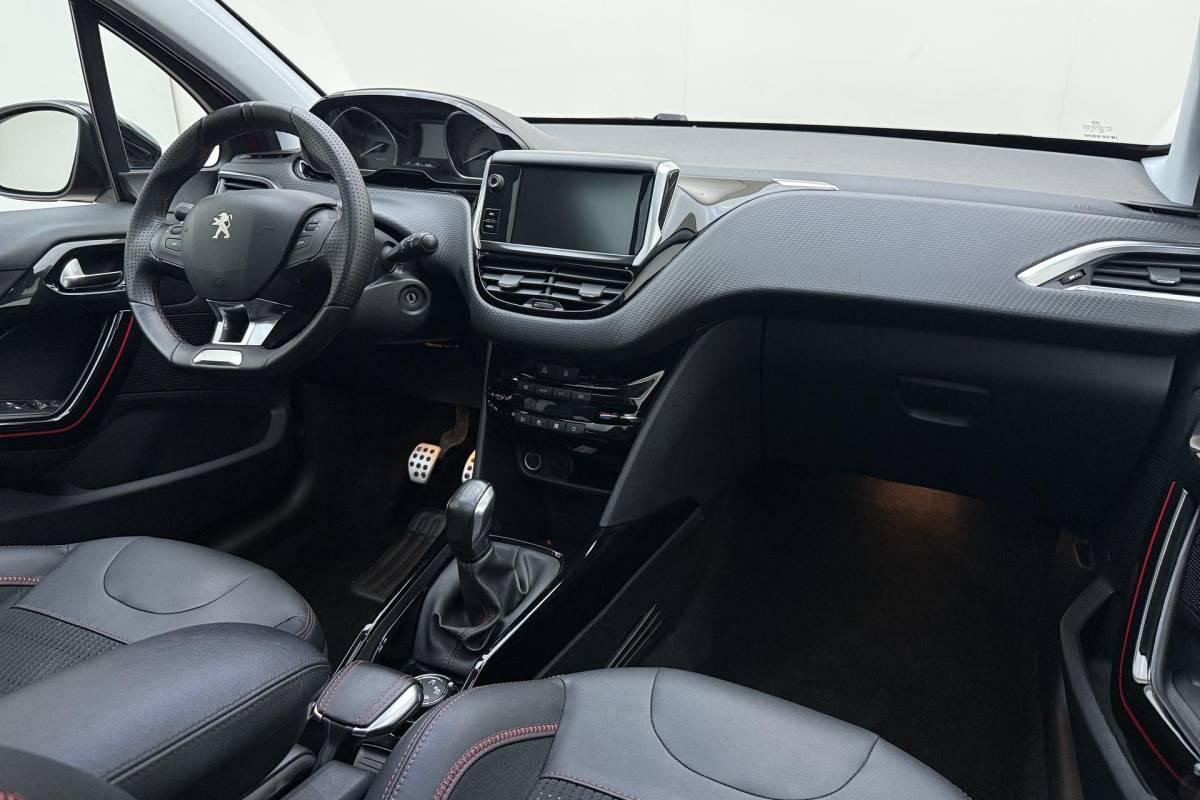 Peugeot 2008 Peugeot 2008 1.2 PureTech GT-line 110pk | Panoramadak | Climate Control | Camera | Navigatie | Trekhaak | Lichtmetalen Velgen | Cruise Control