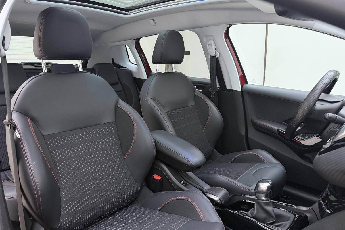 Peugeot 2008 Peugeot 2008 1.2 PureTech GT-line 110pk | Panoramadak | Climate Control | Camera | Navigatie | Trekhaak | Lichtmetalen Velgen | Cruise Control