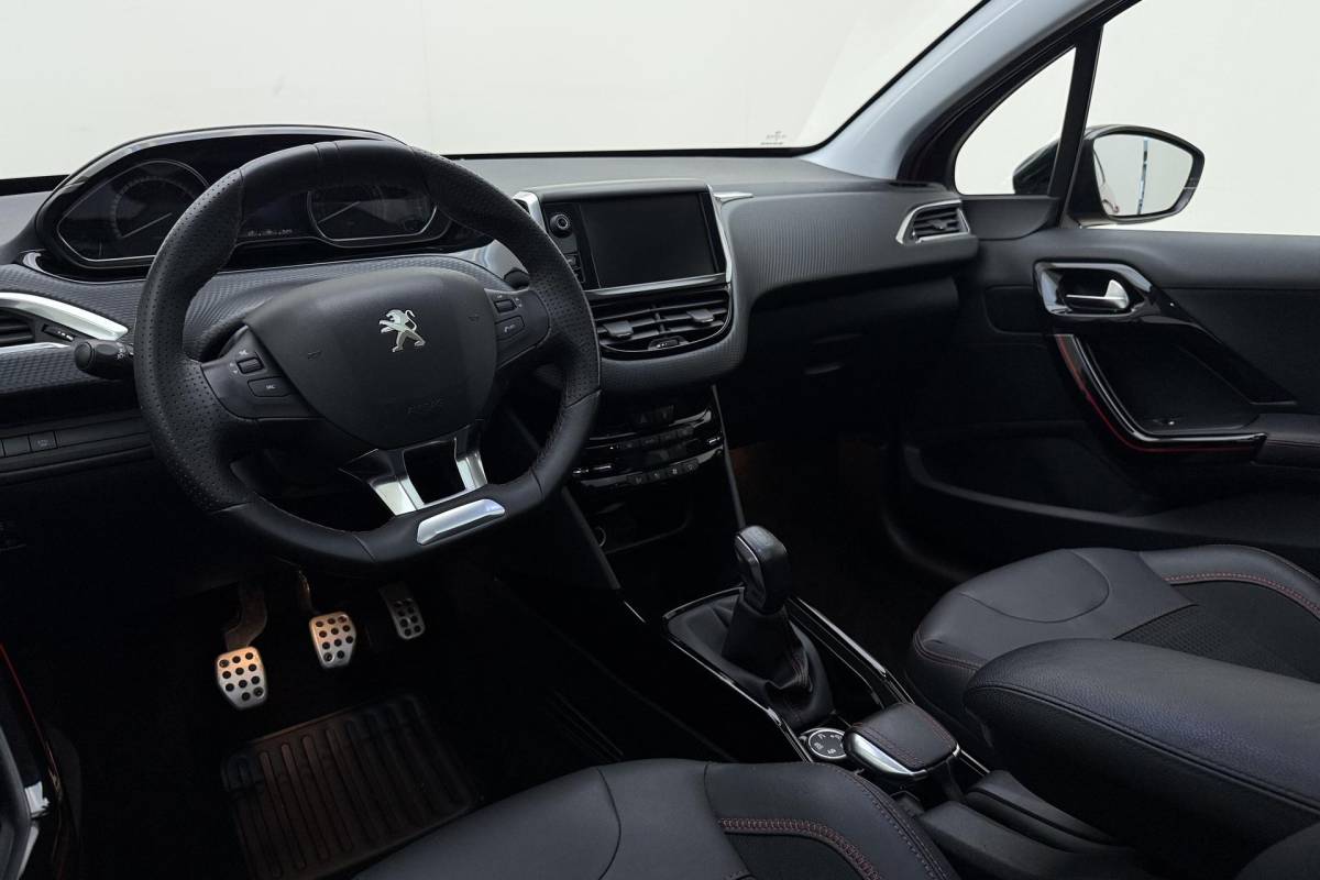 Peugeot 2008 Peugeot 2008 1.2 PureTech GT-line 110pk | Panoramadak | Climate Control | Camera | Navigatie | Trekhaak | Lichtmetalen Velgen | Cruise Control