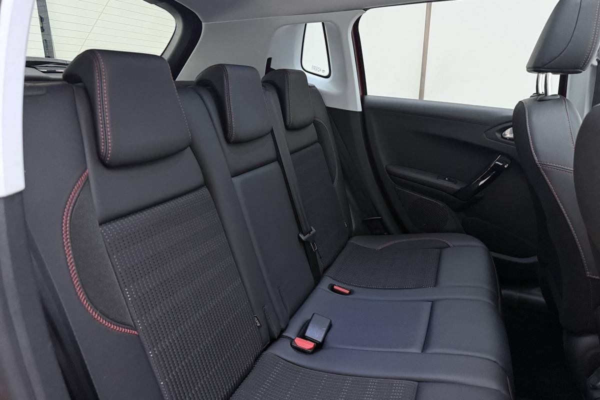 Peugeot 2008 Peugeot 2008 1.2 PureTech GT-line 110pk | Panoramadak | Climate Control | Camera | Navigatie | Trekhaak | Lichtmetalen Velgen | Cruise Control
