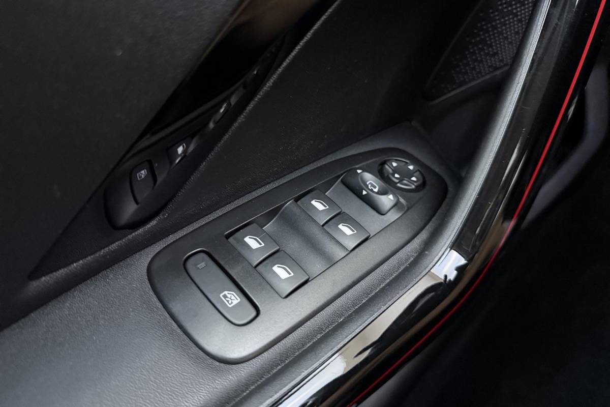 Peugeot 2008 Peugeot 2008 1.2 PureTech GT-line 110pk | Panoramadak | Climate Control | Camera | Navigatie | Trekhaak | Lichtmetalen Velgen | Cruise Control