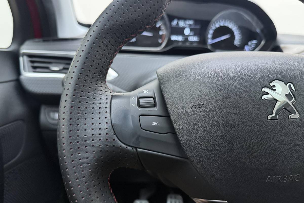 Peugeot 2008 Peugeot 2008 1.2 PureTech GT-line 110pk | Panoramadak | Climate Control | Camera | Navigatie | Trekhaak | Lichtmetalen Velgen | Cruise Control