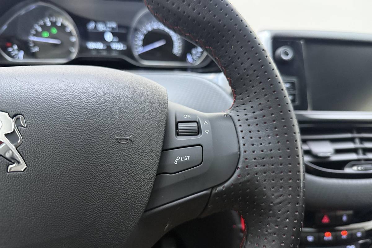 Peugeot 2008 Peugeot 2008 1.2 PureTech GT-line 110pk | Panoramadak | Climate Control | Camera | Navigatie | Trekhaak | Lichtmetalen Velgen | Cruise Control