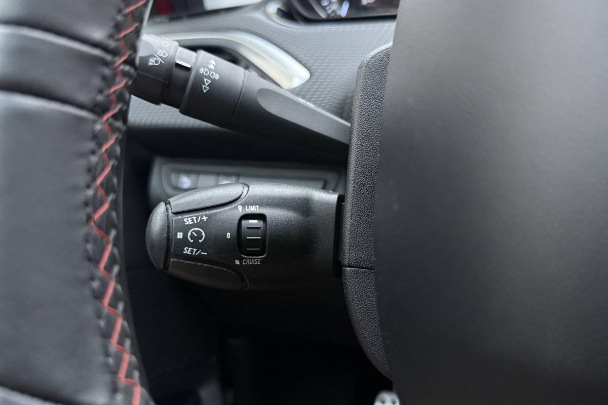 Peugeot 2008 Peugeot 2008 1.2 PureTech GT-line 110pk | Panoramadak | Climate Control | Camera | Navigatie | Trekhaak | Lichtmetalen Velgen | Cruise Control