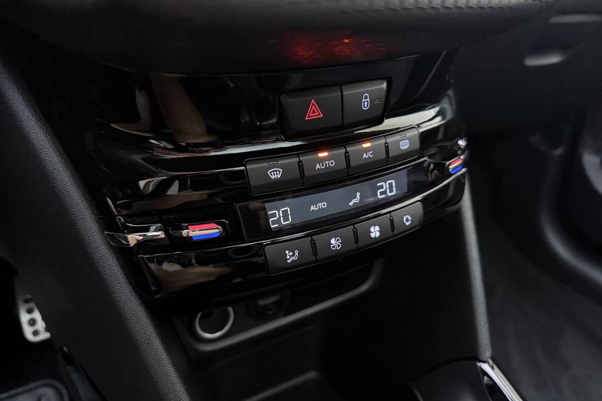 Peugeot 2008 Peugeot 2008 1.2 PureTech GT-line 110pk | Panoramadak | Climate Control | Camera | Navigatie | Trekhaak | Lichtmetalen Velgen | Cruise Control