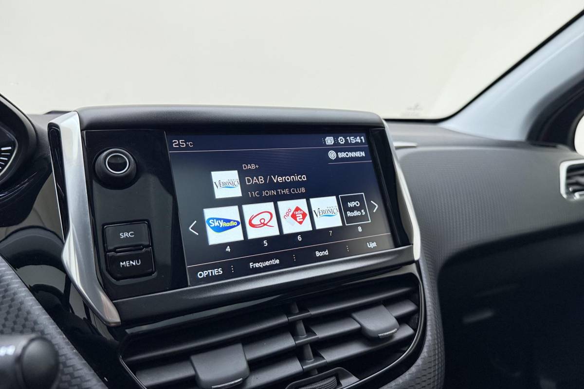 Peugeot 2008 Peugeot 2008 1.2 PureTech GT-line 110pk | Panoramadak | Climate Control | Camera | Navigatie | Trekhaak | Lichtmetalen Velgen | Cruise Control