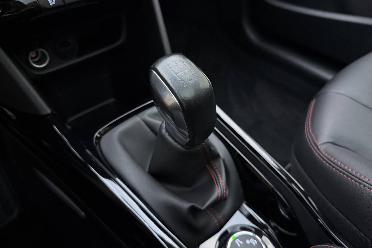 Peugeot 2008 Peugeot 2008 1.2 PureTech GT-line 110pk | Panoramadak | Climate Control | Camera | Navigatie | Trekhaak | Lichtmetalen Velgen | Cruise Control