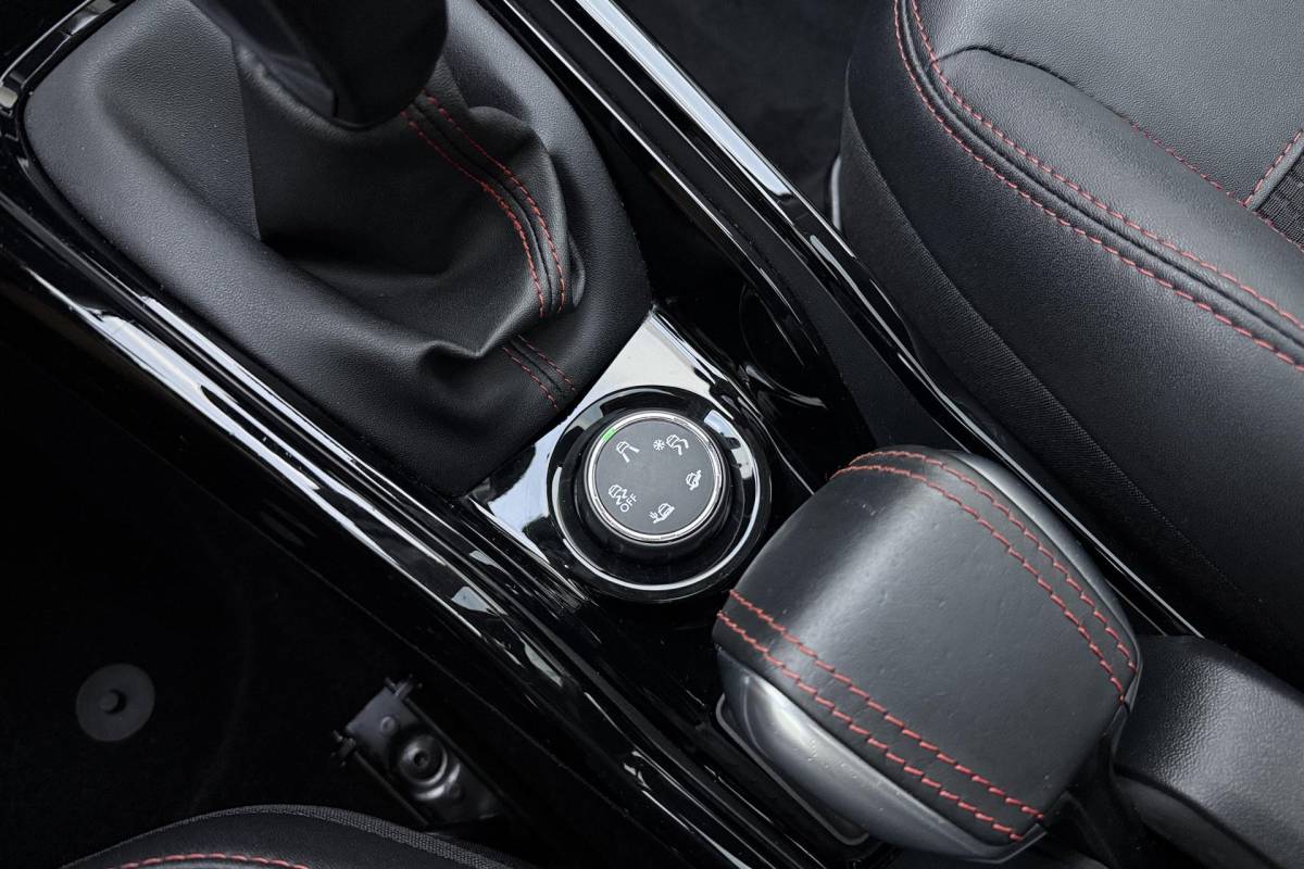 Peugeot 2008 Peugeot 2008 1.2 PureTech GT-line 110pk | Panoramadak | Climate Control | Camera | Navigatie | Trekhaak | Lichtmetalen Velgen | Cruise Control