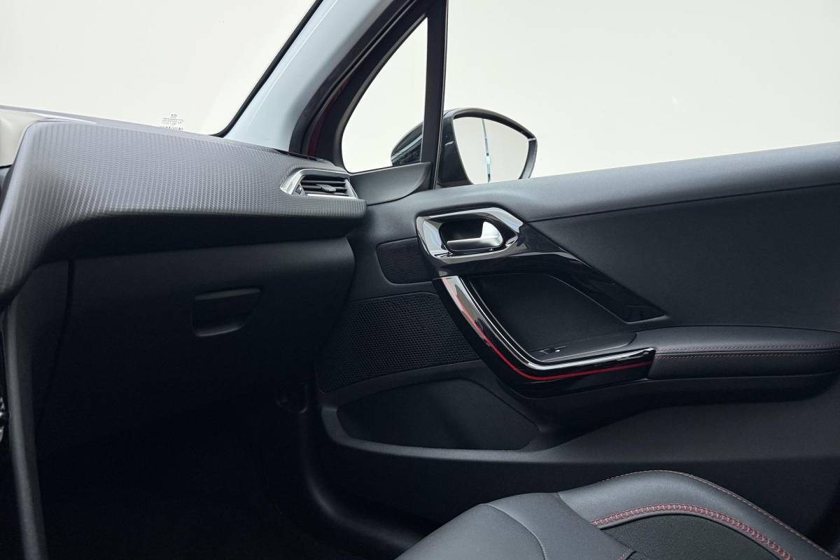 Peugeot 2008 Peugeot 2008 1.2 PureTech GT-line 110pk | Panoramadak | Climate Control | Camera | Navigatie | Trekhaak | Lichtmetalen Velgen | Cruise Control
