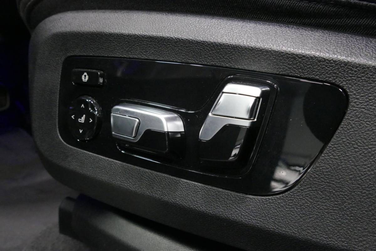 BMW X5 BMW X5 xDrive45e M Sport / Orig. Nederlands / Maxton Design Bodykit V.2 / Panoramadak Sky Lounge / Massage stoelen / Carbon inleg / Trekhaak / Elektr. verstelbare voorstoelen + memory / BMW Laser Koplampen / Bowers & Wilkins Sound-system / Head-up Display / Achterasbesturing / Stoelverwarming & -koeling / Bekerhouder met verwarm- & koelfunctie / Softclose – servosluiting / Ambienteverlichting / Shadow-Line