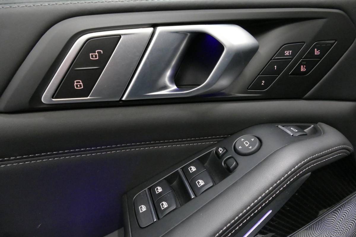 BMW X5 BMW X5 xDrive45e M Sport / Orig. Nederlands / Maxton Design Bodykit V.2 / Panoramadak Sky Lounge / Massage stoelen / Carbon inleg / Trekhaak / Elektr. verstelbare voorstoelen + memory / BMW Laser Koplampen / Bowers & Wilkins Sound-system / Head-up Display / Achterasbesturing / Stoelverwarming & -koeling / Bekerhouder met verwarm- & koelfunctie / Softclose – servosluiting / Ambienteverlichting / Shadow-Line