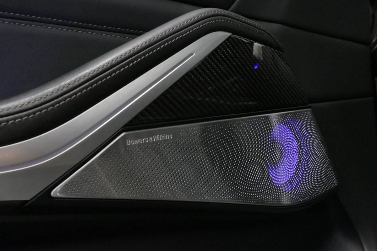 BMW X5 BMW X5 xDrive45e M Sport / Orig. Nederlands / Maxton Design Bodykit V.2 / Panoramadak Sky Lounge / Massage stoelen / Carbon inleg / Trekhaak / Elektr. verstelbare voorstoelen + memory / BMW Laser Koplampen / Bowers & Wilkins Sound-system / Head-up Display / Achterasbesturing / Stoelverwarming & -koeling / Bekerhouder met verwarm- & koelfunctie / Softclose – servosluiting / Ambienteverlichting / Shadow-Line