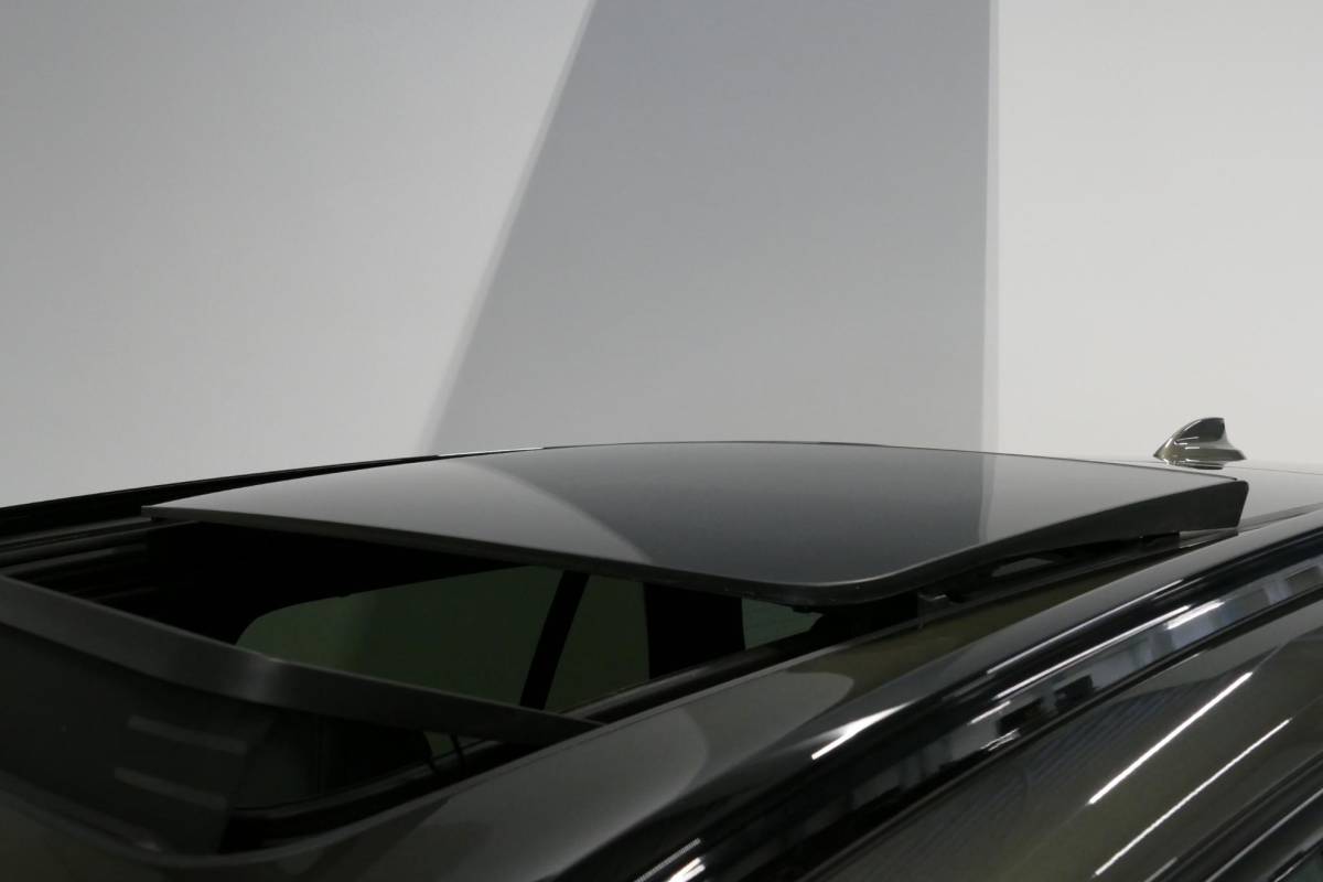BMW X5 BMW X5 xDrive45e M Sport / Orig. Nederlands / Maxton Design Bodykit V.2 / Panoramadak Sky Lounge / Massage stoelen / Carbon inleg / Trekhaak / Elektr. verstelbare voorstoelen + memory / BMW Laser Koplampen / Bowers & Wilkins Sound-system / Head-up Display / Achterasbesturing / Stoelverwarming & -koeling / Bekerhouder met verwarm- & koelfunctie / Softclose – servosluiting / Ambienteverlichting / Shadow-Line
