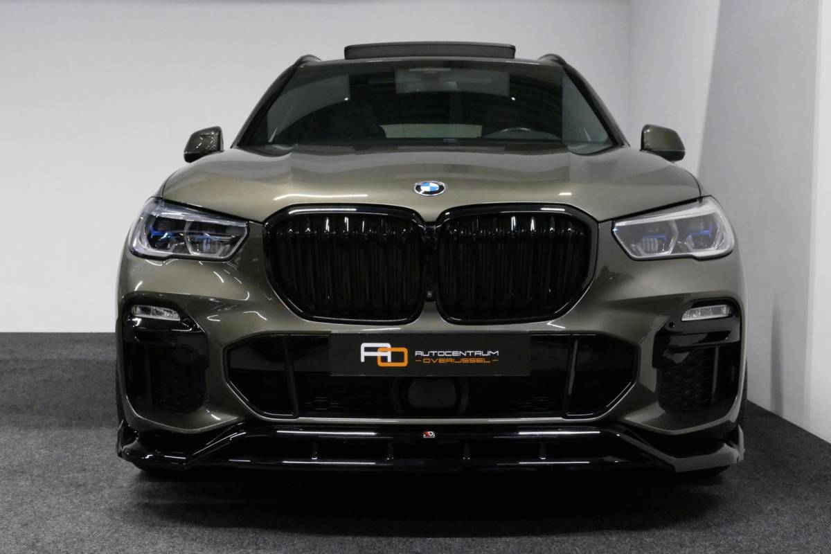 BMW X5 BMW X5 xDrive45e M Sport / Orig. Nederlands / Maxton Design Bodykit V.2 / Panoramadak Sky Lounge / Massage stoelen / Carbon inleg / Trekhaak / Elektr. verstelbare voorstoelen + memory / BMW Laser Koplampen / Bowers & Wilkins Sound-system / Head-up Display / Achterasbesturing / Stoelverwarming & -koeling / Bekerhouder met verwarm- & koelfunctie / Softclose – servosluiting / Ambienteverlichting / Shadow-Line