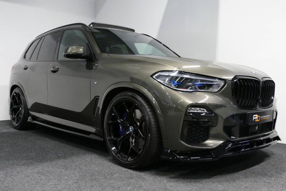 BMW X5 BMW X5 xDrive45e M Sport / Orig. Nederlands / Maxton Design Bodykit V.2 / Panoramadak Sky Lounge / Massage stoelen / Carbon inleg / Trekhaak / Elektr. verstelbare voorstoelen + memory / BMW Laser Koplampen / Bowers & Wilkins Sound-system / Head-up Display / Achterasbesturing / Stoelverwarming & -koeling / Bekerhouder met verwarm- & koelfunctie / Softclose – servosluiting / Ambienteverlichting / Shadow-Line