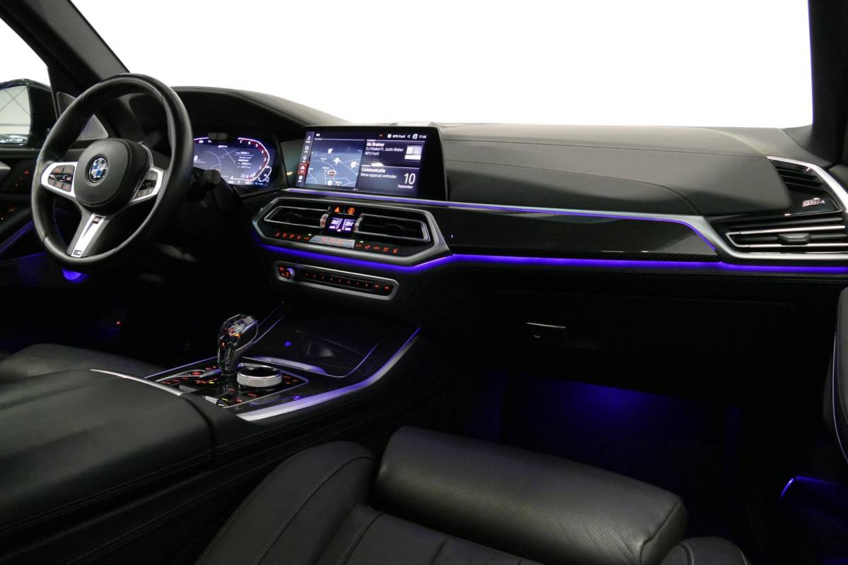 BMW X5 BMW X5 xDrive45e M Sport / Orig. Nederlands / Maxton Design Bodykit V.2 / Panoramadak Sky Lounge / Massage stoelen / Carbon inleg / Trekhaak / Elektr. verstelbare voorstoelen + memory / BMW Laser Koplampen / Bowers & Wilkins Sound-system / Head-up Display / Achterasbesturing / Stoelverwarming & -koeling / Bekerhouder met verwarm- & koelfunctie / Softclose – servosluiting / Ambienteverlichting / Shadow-Line