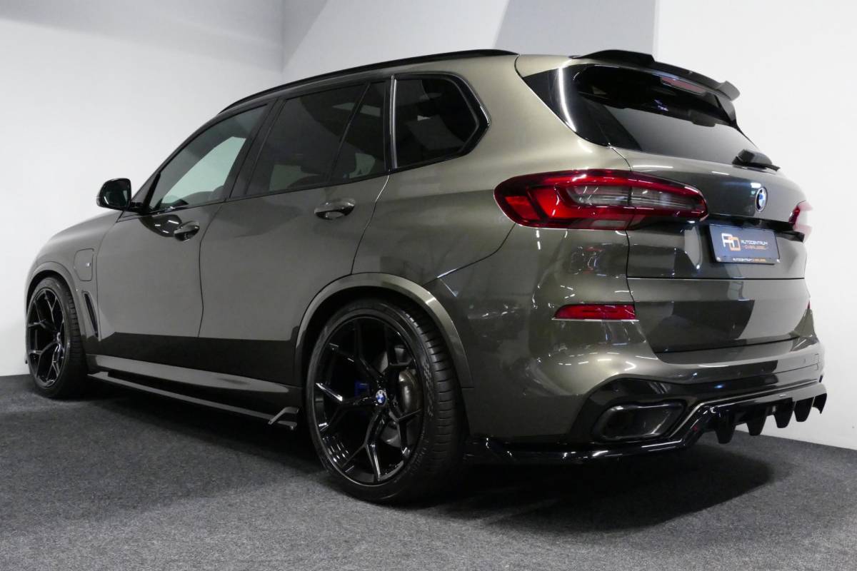 BMW X5 BMW X5 xDrive45e M Sport / Orig. Nederlands / Maxton Design Bodykit V.2 / Panoramadak Sky Lounge / Massage stoelen / Carbon inleg / Trekhaak / Elektr. verstelbare voorstoelen + memory / BMW Laser Koplampen / Bowers & Wilkins Sound-system / Head-up Display / Achterasbesturing / Stoelverwarming & -koeling / Bekerhouder met verwarm- & koelfunctie / Softclose – servosluiting / Ambienteverlichting / Shadow-Line