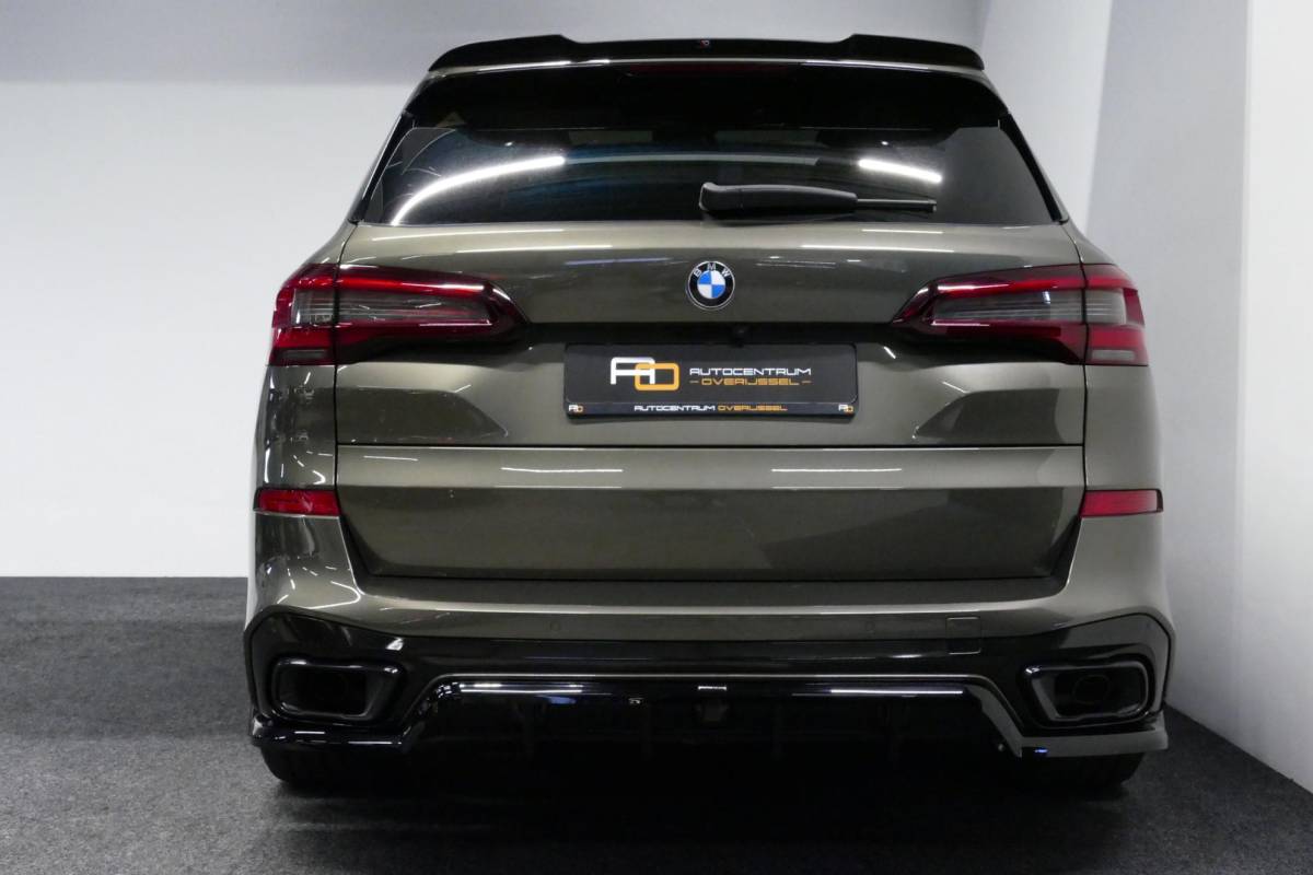 BMW X5 BMW X5 xDrive45e M Sport / Orig. Nederlands / Maxton Design Bodykit V.2 / Panoramadak Sky Lounge / Massage stoelen / Carbon inleg / Trekhaak / Elektr. verstelbare voorstoelen + memory / BMW Laser Koplampen / Bowers & Wilkins Sound-system / Head-up Display / Achterasbesturing / Stoelverwarming & -koeling / Bekerhouder met verwarm- & koelfunctie / Softclose – servosluiting / Ambienteverlichting / Shadow-Line